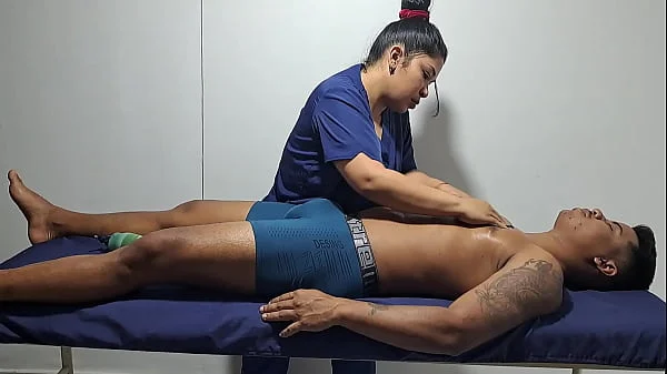 Un masaje relajante para este sexy chico, me pone tan cachonda pt2 me pone tan cachonda verlo semidesnudo