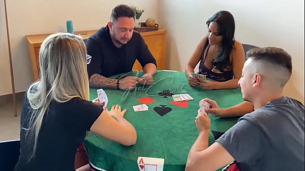 Um jogo de cartas acabou em troca de casal com Kel Abate e a Bruna Carlos! Continua no RED.