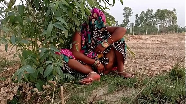 गेहूं का भूसा भरने गयी खेत और चुदवाने लगी