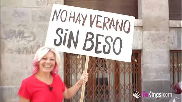 No summer without a kiss! Sandra kisses random dudes in the street and picks one of 'em up