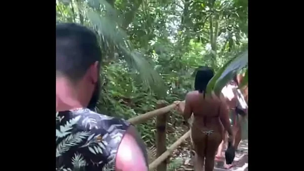 Entramos numa trilha pra fazer uma suruba na praia