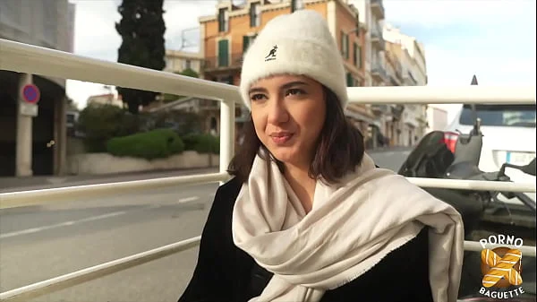 Lena, 25 ans, challenge sa vie sexuelle face caméra !