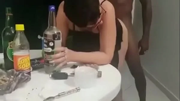 Vovó velha safada levando pau do negão em público