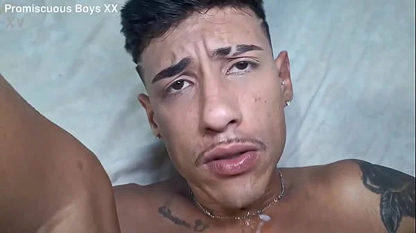 Vizinho safado veio pedir para usar o meu Wi-Fi, e acbei conectando minha piroca no seu cuzinho guloso. Acabei leitando seu cu e dando uma boa leitada na sua carinha de safado.
