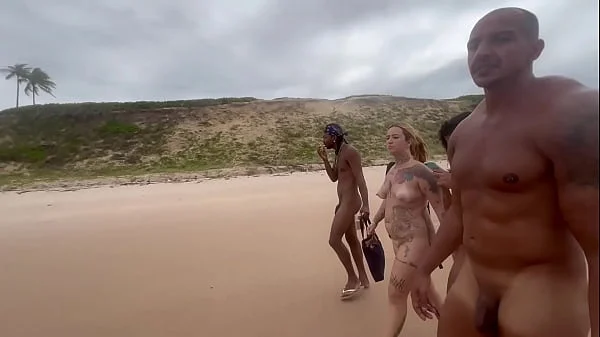 Fiz uma orgia na praia de nudismo com minhas amigas gostosas e ainda gravei