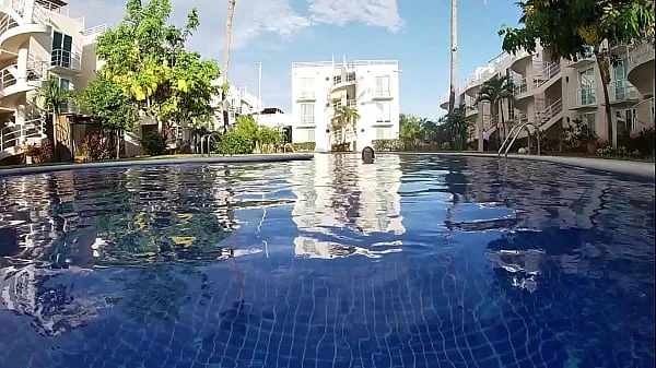 primero a la piscina y después a follar ese culo con tetas grandes demasiado rico