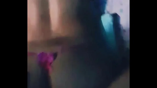 Morena de calcinha rosa