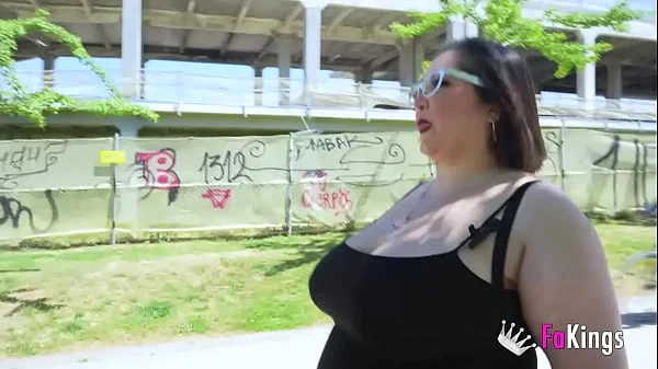 Ultimate BIG TITS poll: BBW MILF Mae Quira questions randoms at the street