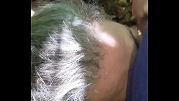 Esclave F dogging en forêt