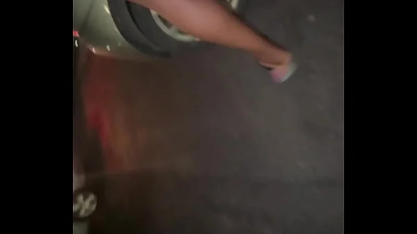 Depois de uma resenha fiquei animadinha e pedi pros meus amigos pararem o carro pra fuder com eles na rua sem camisinha, sem ligar pras pessoas que estavam passando e olhando.