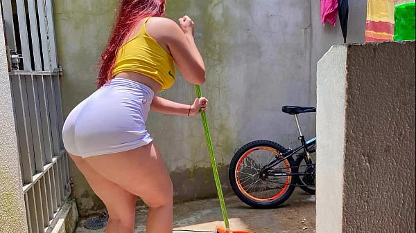 Essa empregada é muito safada, a bunda dela é uma delícia, eu fico com muito tesão