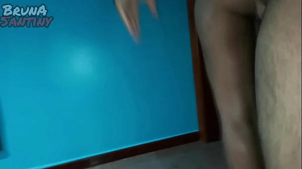 Bruna sai com o segurança do condomínio