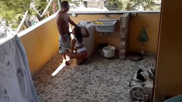 Enteada que estava lavando roupa foi Surpreendida pelo padrasto pervertido que botou ela para chutar seu pênis fuder de quatro.