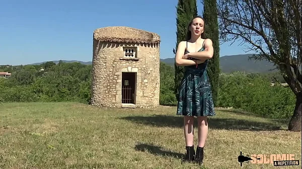 Amandine dévore avec envie trois bonnes bites