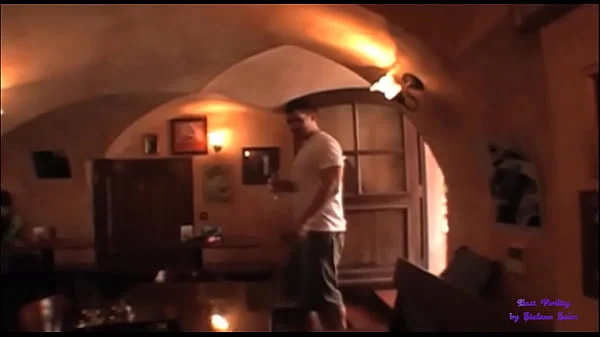 La tettona accetta di scopare nel bagno del pub in cambio di una somma di denaro