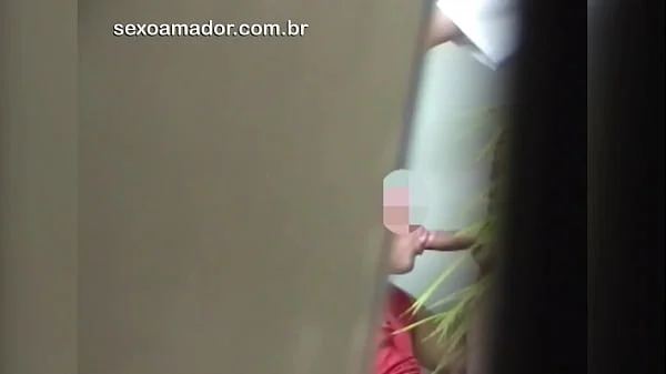 Jovens proibidos de foder na casa dos pais se expõem em público e são flagrados em vídeo