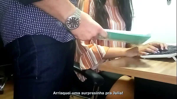 Meu Chefe começou tocando meus Seios e depois me encoxando - Julia do Spartanas