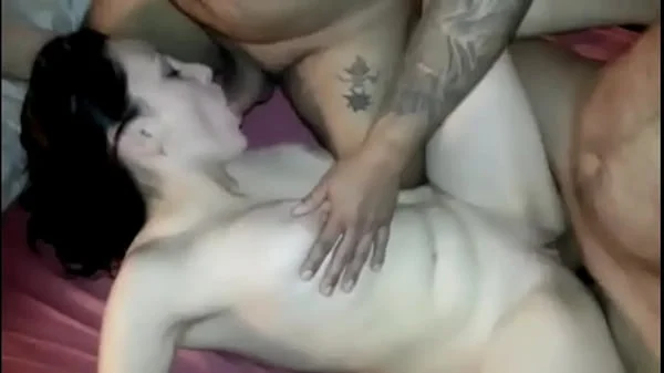 Cariño, tus amigos me la estan metiendo en mi culito sin condon..!!!