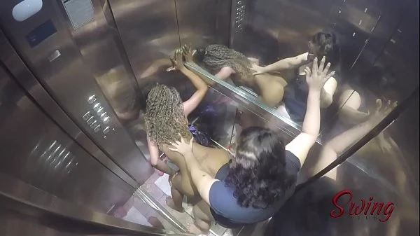 Flagramos a Bonequinha Sado e Arlequina no elevador da putaria - Vídeo completo no RED