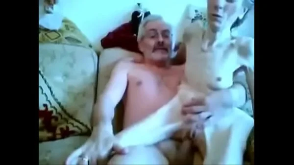 comendo a velha magrela no sofá