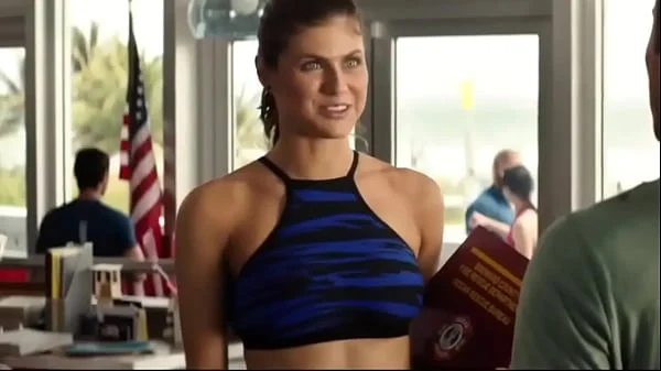 Alexandra Daddario (pechos Hot)